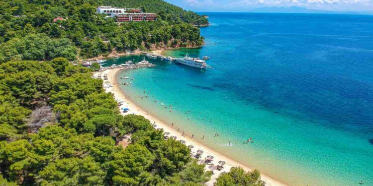 Plaja Koukounaries: perla Skiathos pentru natură și relaxare